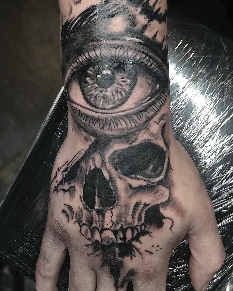 Auge & Totenkopf, Traditional-Tattoo von Radoja, Cult Art Tattoo Bielefeld